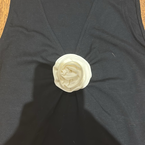 XS Aritzia top with flower BLOOM top in black/light birch - Picture 2 of 3